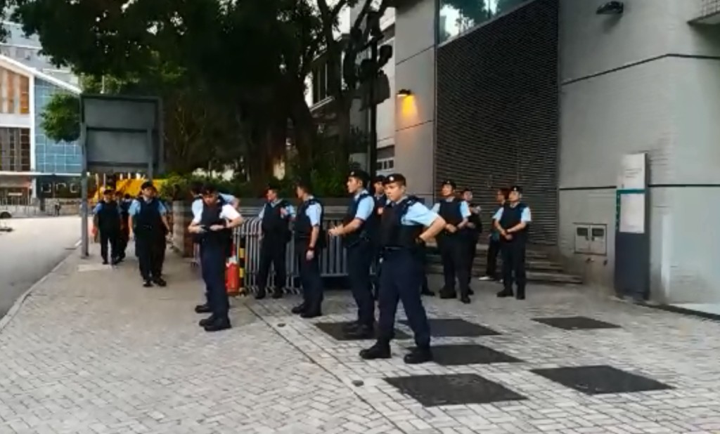 警員駐守法院外圍。