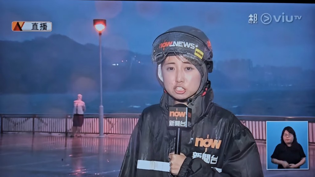 颱風小犬吹襲香港，天文台較早前宣布掛九號風球，不少記者仍盡責任到戶外採訪及進行報道。