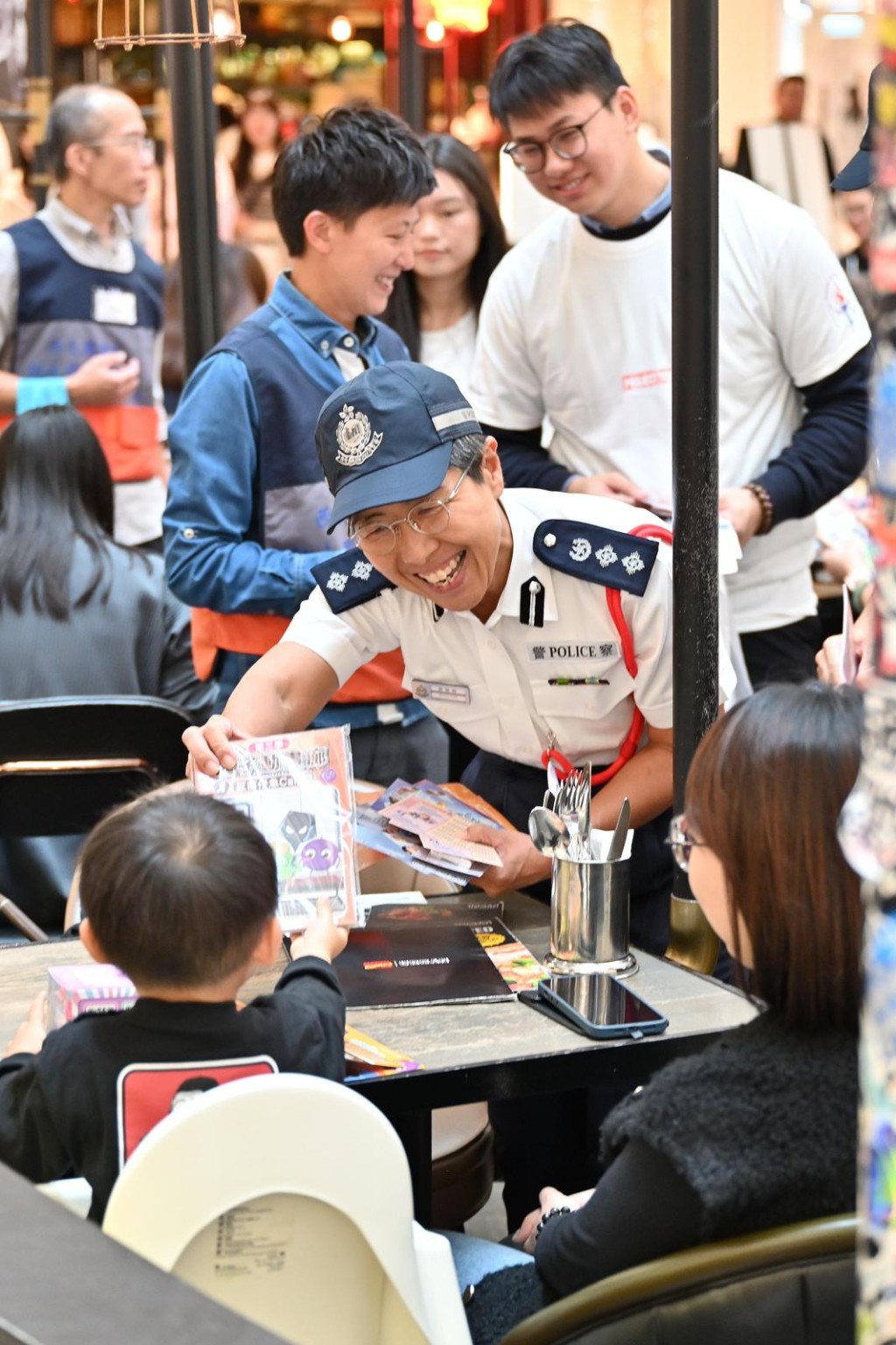 警方向市民派發印有「騙案可疑指標」的防騙單張及宣傳品。