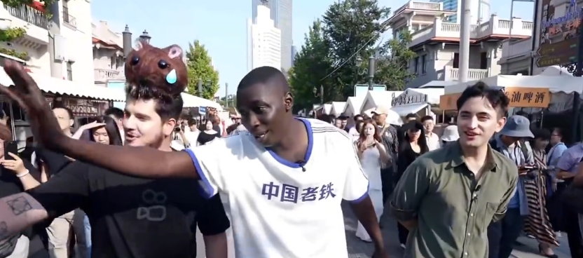 網紅「無語哥」中國行與民眾互動。 網紅「無語哥」中國行與民眾互動。