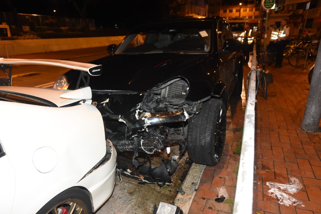 四驅車車頭損毀。