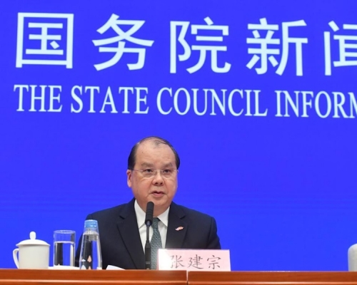 政務司司長張建宗到北京簡介《規劃綱要》。