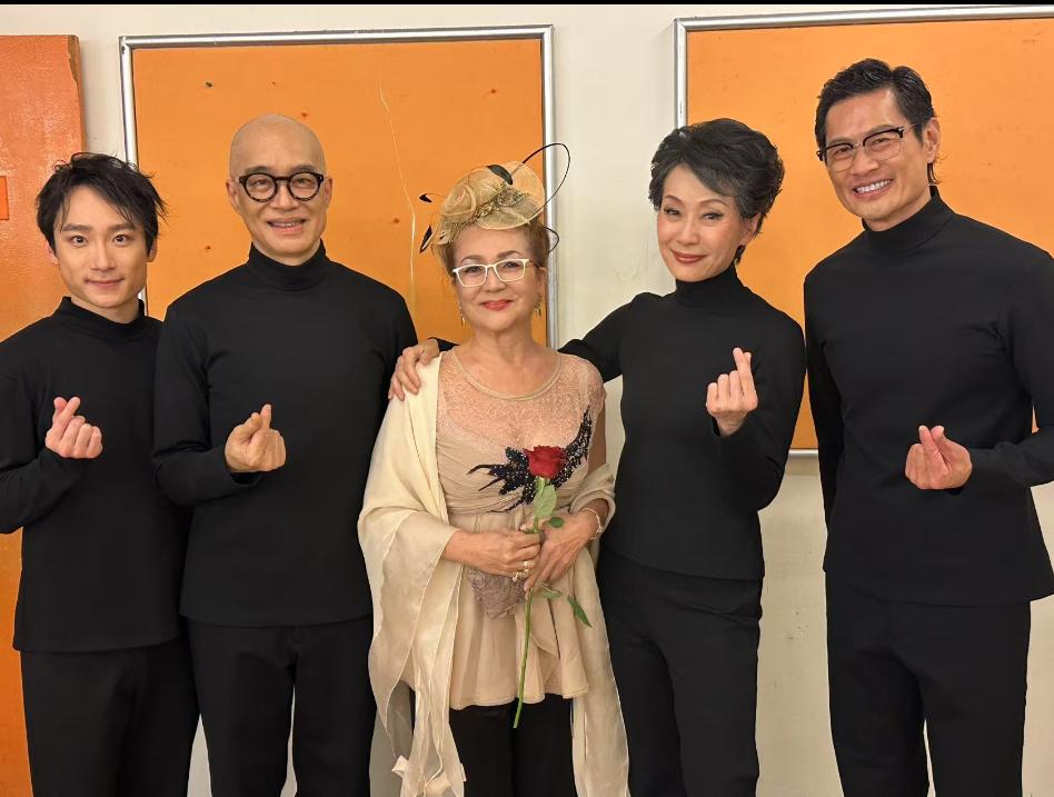 馮寶寶現身《唔講得》吉隆坡站表演,撐葉童與黃德斌。 馮寶寶現身《唔講得》吉隆坡站表演,撐葉童與黃德斌。