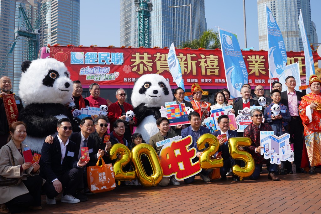 經民聯初八辦花車巡遊，寓意今年香港一直「發」展、市民「發」財、學生「發」奮。葉偉豪攝