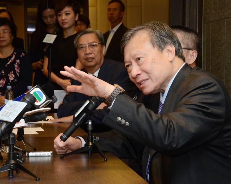 郭炳湘(右)。资料图片