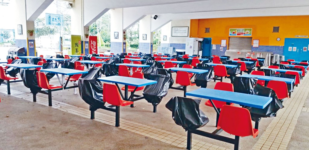 劉永生中學把有蓋操場上的部分桌椅封起，限制考生只能坐對角綫，以免人群聚集。