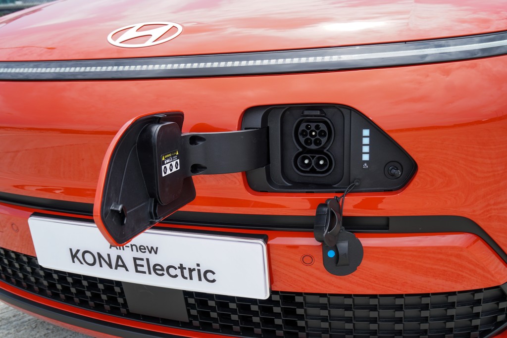 全新第二代現代Hyundai Kona Electric 400V電驅動系統支援DC 100kW直流快充，45分鐘內可將電池電量從10%充至80%。
