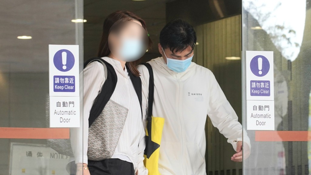 被告梁民希（右）續准保釋候訊。葉偉豪攝