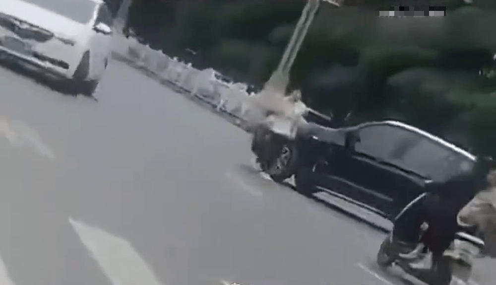 一輛電動單車駛近。 一輛電動單車駛近。