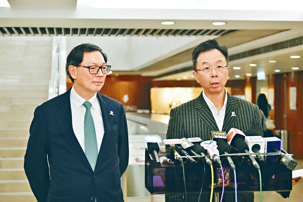 中大校董會主席查逸超(右)聯同陳德霖見記者表示,校董會的立場無改變,歡迎3名議員校董幫忙推動改組校董會。