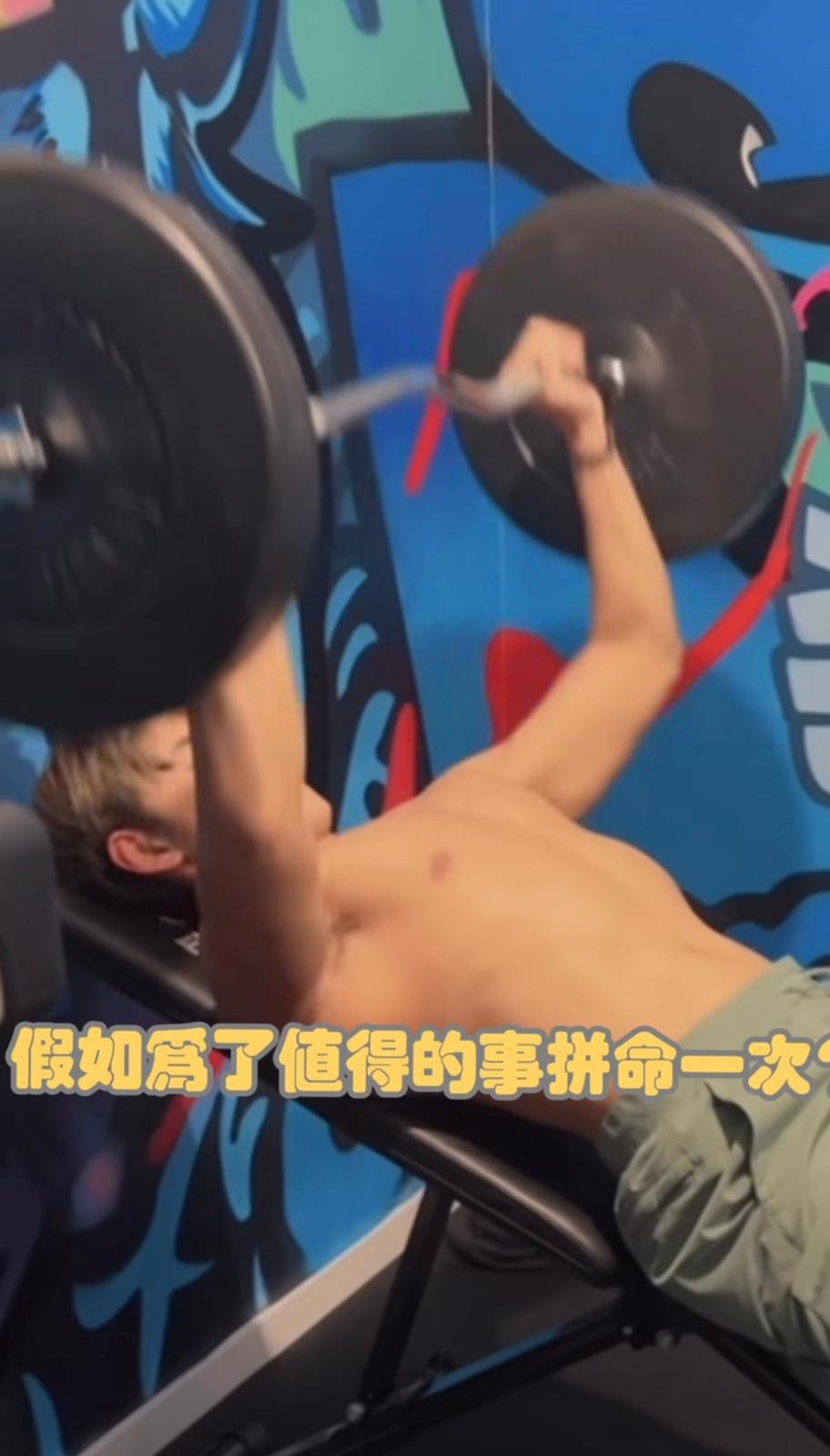 為了飾演殺手這個角色,Jeffrey節食並瘋狂操。 為了飾演殺手這個角色,Jeffrey節食並瘋狂操。