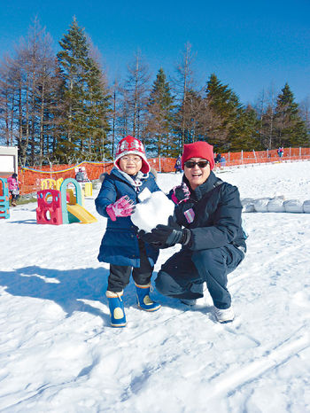 ■康年早前帶Aidan到日本旅行，兩父子一起玩雪，享受親子樂。