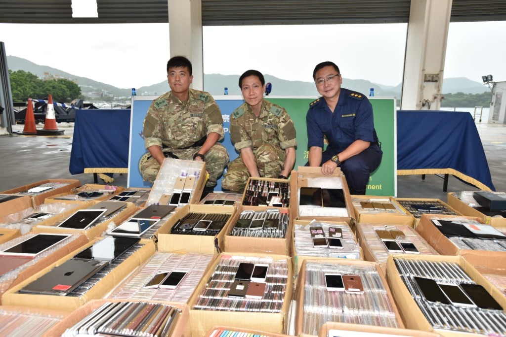 行動檢獲40多箱智能電話及平板電腦,總值約1800萬元。楊偉亨攝