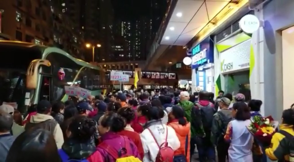  沙咀道街头水泄不通。全心荃湾facebook截图