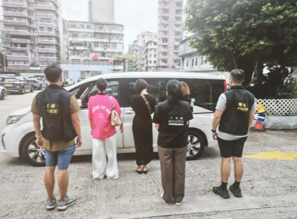 人員在餐廳內拘捕多名女子。 人員在餐廳內拘捕多名女子。