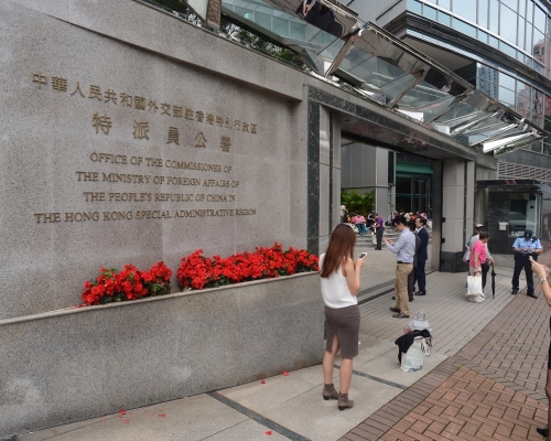 外交部駐港公署強烈譴責和堅決反對美官員污蔑港區國安法和唱衰香港發展前景，嚴重背離領事官員身份和職責。資料圖片