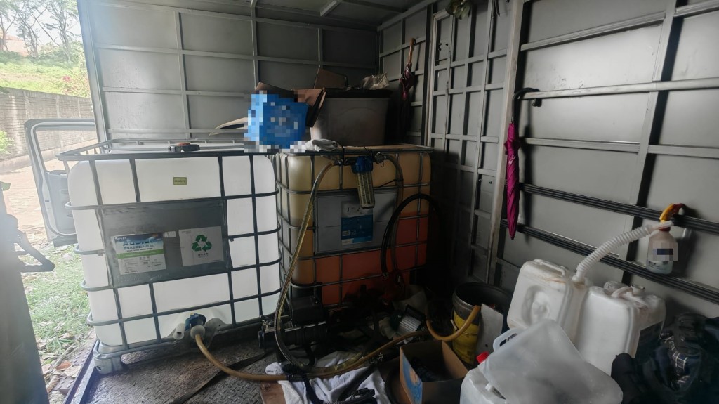 警方联同消防处捣破2个怀疑由三合会操控的非法加油站,共检获约3100公升柴油,市值共约10万元。警方提供 警方联同消防处捣破2个怀疑由三合会操控的非法加油站,共检获约3100公升柴油,市值共约10万元。警方提供