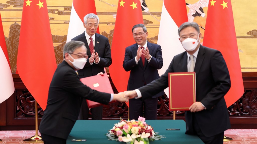 李強和李顯龍共同見證了中新多項雙邊合作文件的簽署。中新社