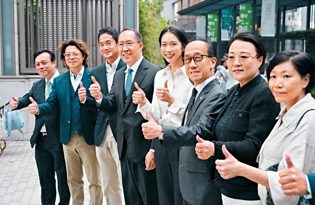 江旻憓(右四)在信和集團主席黃永光(左四)及旅議會主席譚光舜(右三)等人陪同下宣布參選旅遊界。