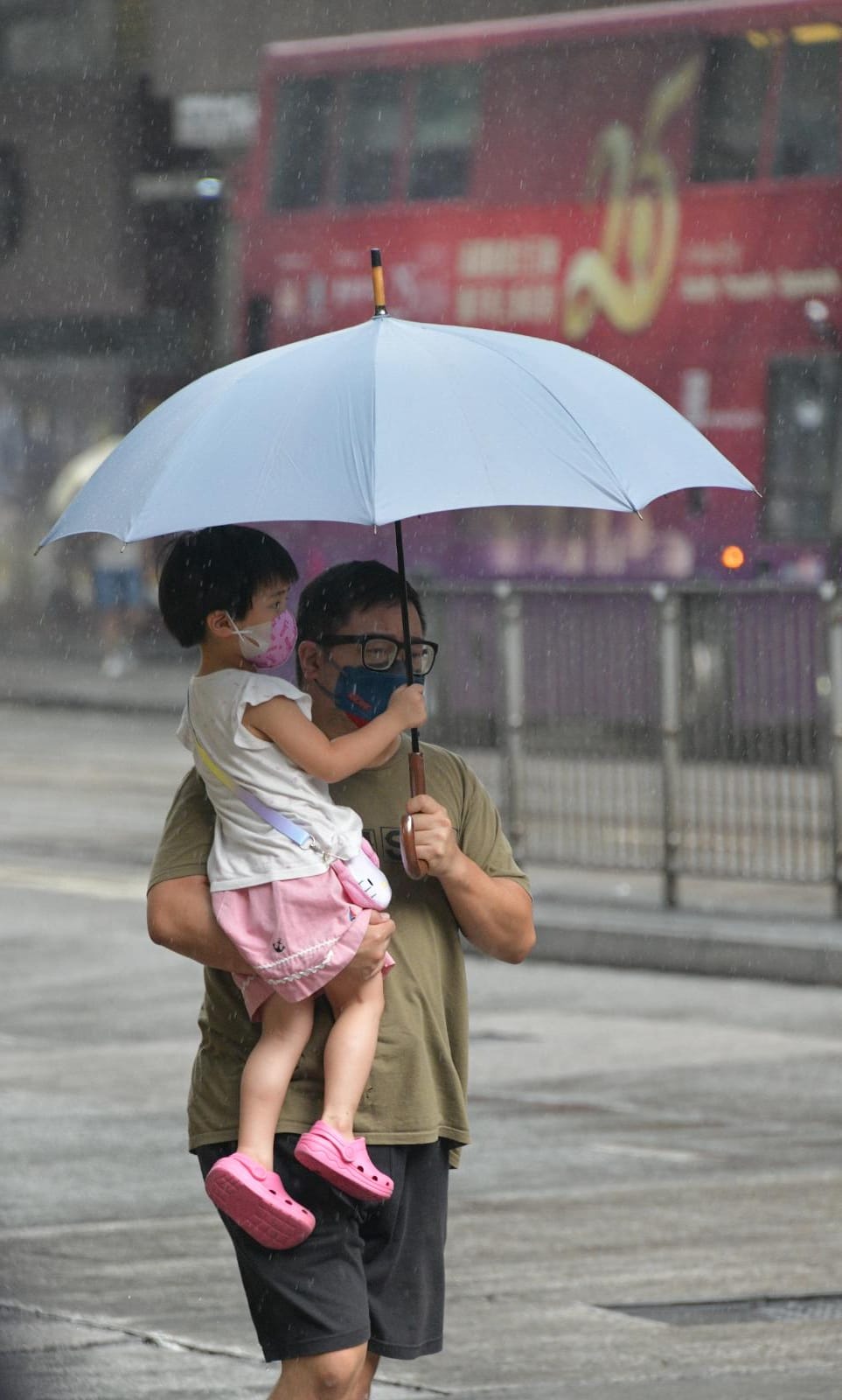 明日開學日短暫時間有陽光及酷熱。有幾陣驟雨及雷暴。