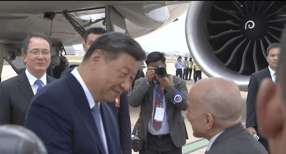 習近平抵達金邊,對柬埔寨展開國事訪問。柬中時報 習近平抵達金邊,對柬埔寨展開國事訪問。柬中時報