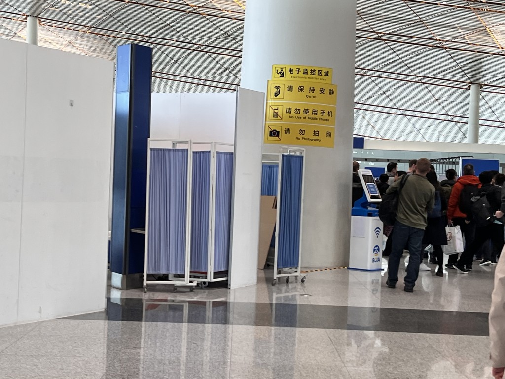 北京機場仍有檢疫站。郭詠欣攝