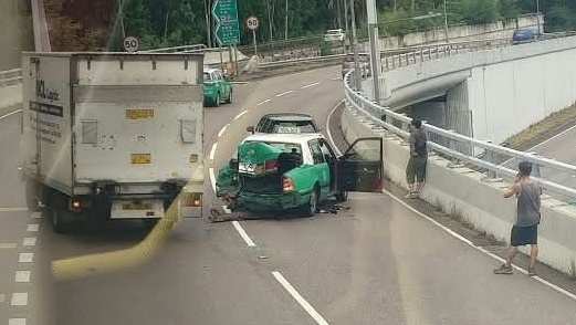 的士車尾廂嚴重損毀。fb香港公共交通智庫圖片 的士車尾廂嚴重損毀。fb香港公共交通智庫圖片