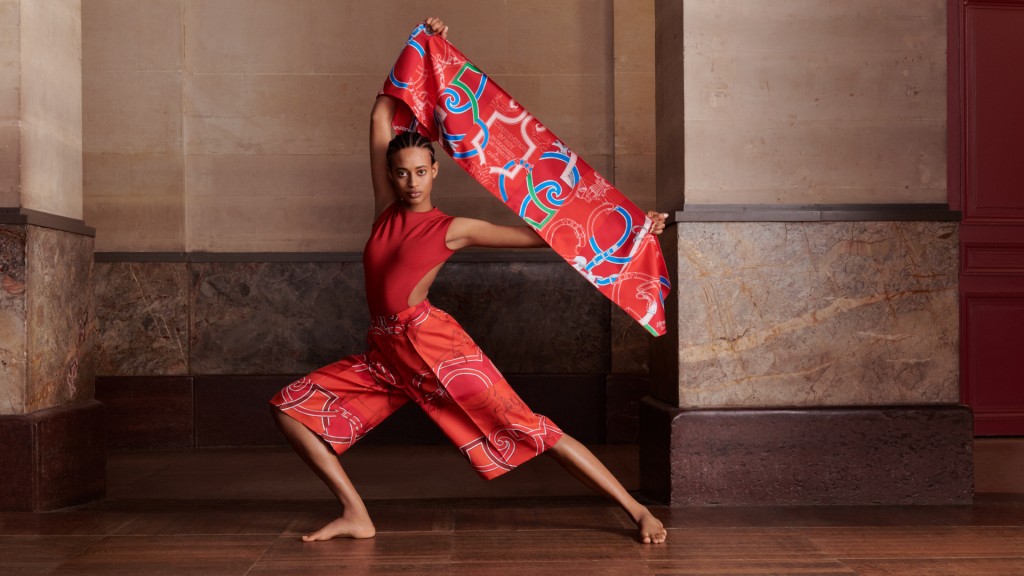 Carré Yoga瑜伽班通過各種絲巾設計的動作，可重拾身心平衡。