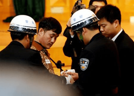 瀋陽版「賊王」張顯光,持槍掟炸彈打劫銀行,身背8條人命。 瀋陽版「賊王」張顯光,持槍掟炸彈打劫銀行,身背8條人命。