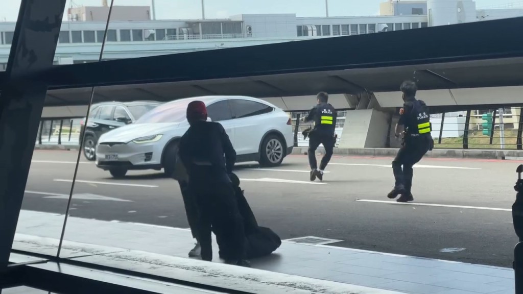 航警隨即連開8槍阻止Tesla離開,並將司機拉出車制服。threads@ysx.tw_47片段截圖 航警隨即連開8槍阻止Tesla離開,並將司機拉出車制服。threads@ysx.tw_47片段截圖