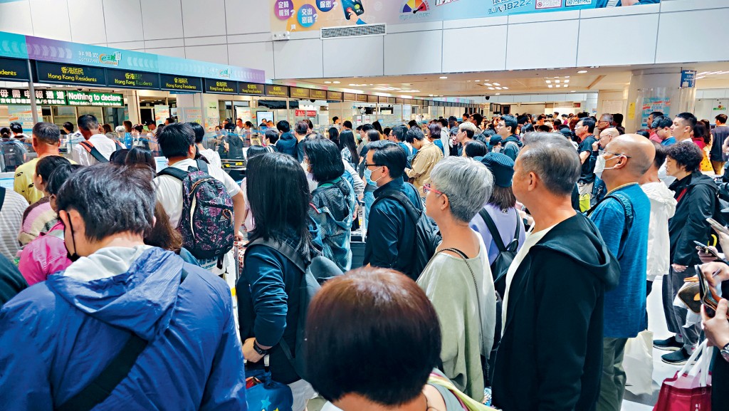 港人潮流愛北上,返港人潮昨日深圳羅湖口岸逼滿。
