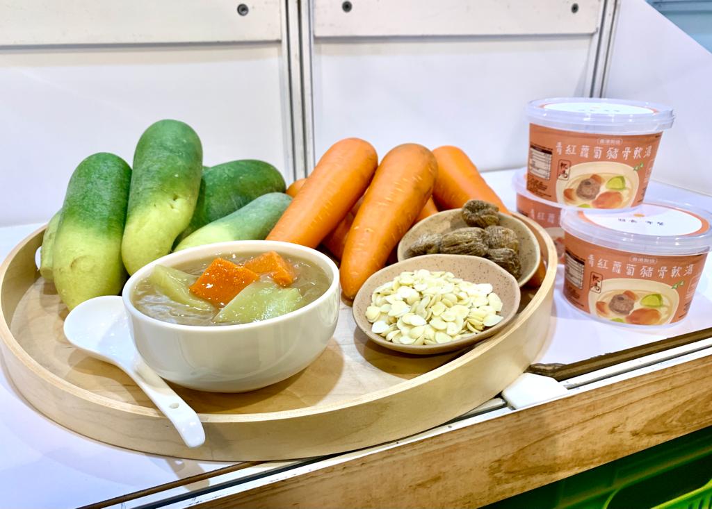 青紅蘿蔔豬骨軟湯以全天然食材熬製,座熱十分鐘便可進食。