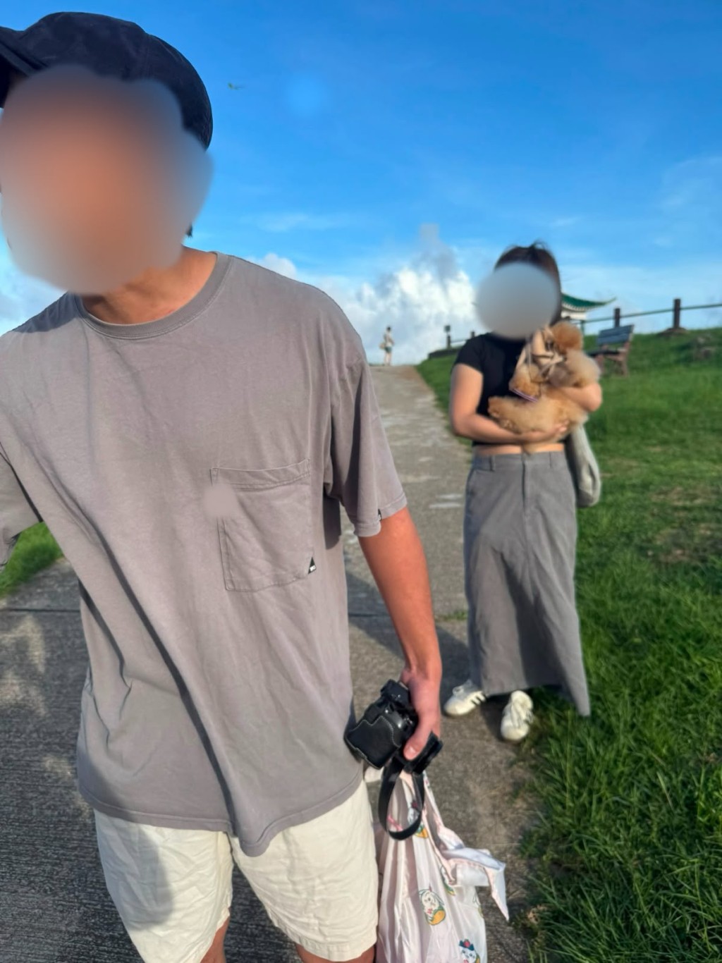 一對情侶不滿Tracy的兩隻邊界牧羊犬，跑到他們的細狗身邊。（受訪者提供）