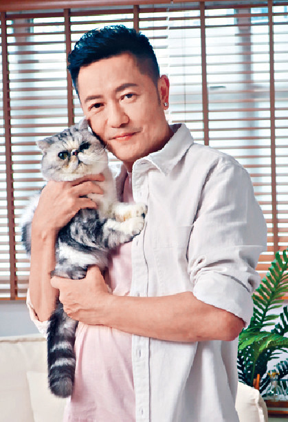 ■蘇志威抱着愛貓「豹豹」，一臉滿足。