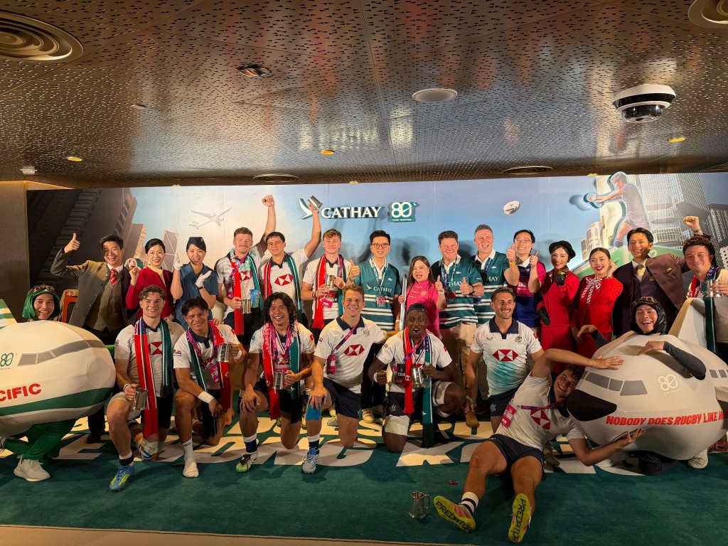 羅淑佩、蔡健斌與港隊球員合照。羅淑佩FB圖片