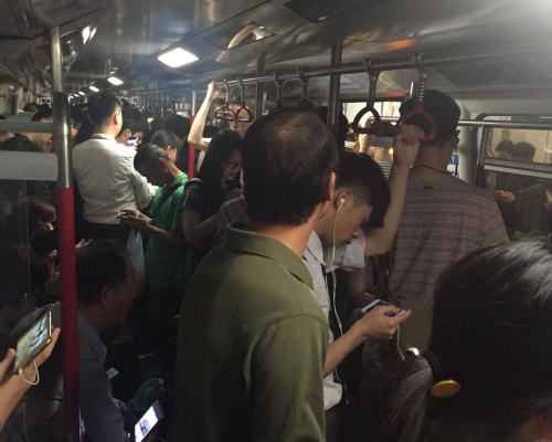 車內照明一度中斷。