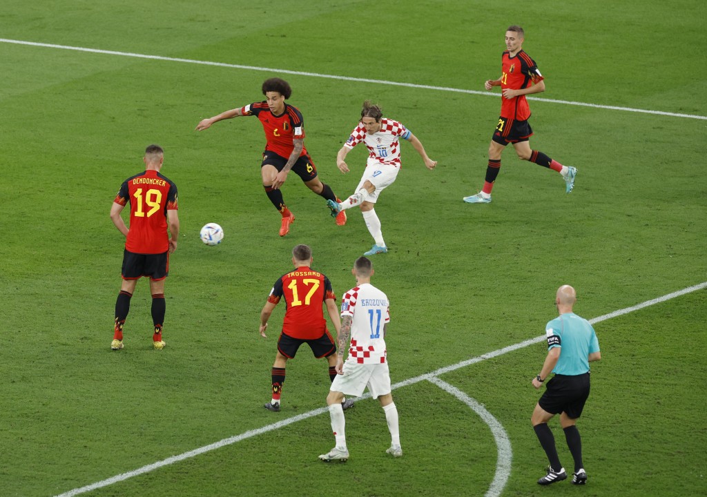 克罗地亚中场莫迪历(右二)五十四分钟禁区右边起脚又被比利时门将泰拔高图尔斯挡出。REUTERS