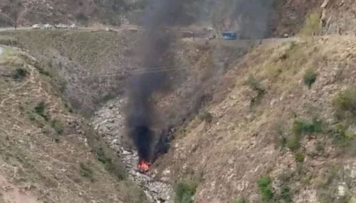 车辆随后掉入峡谷并起火。 观察者网