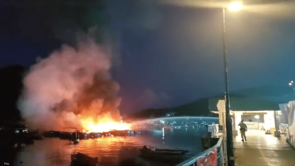 南丫島索罟灣有漁排起火。（圖片來源： FB群組「香港突發事故報料區/黃開）