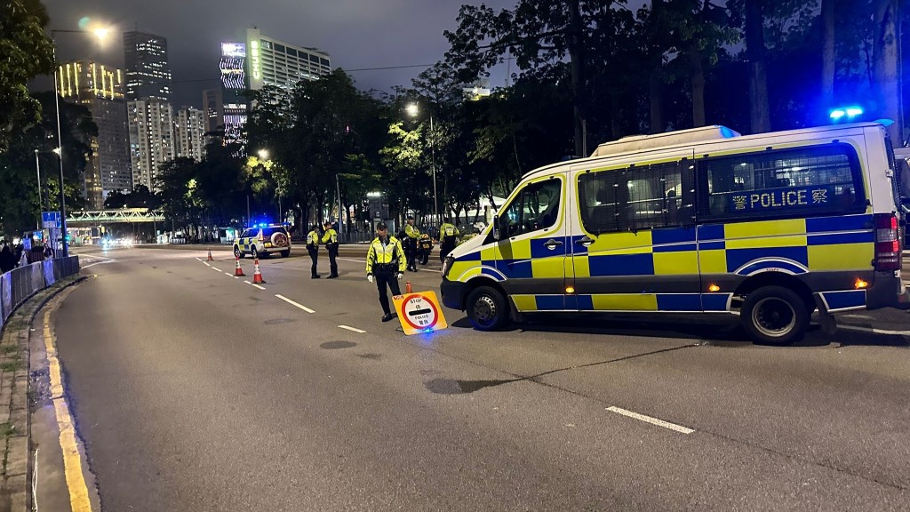 警方港岛区设路障 打击药驾酒驾 拖走多车涉非法改装。警方图片
