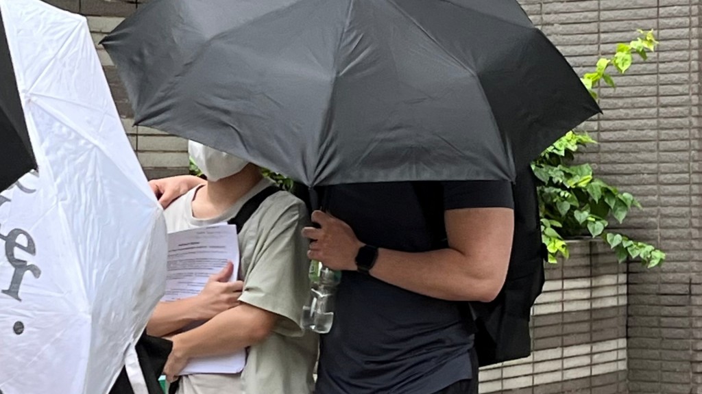 被告廖敬軒（圖中）及杜家駿（圖右）暴動罪成。資料圖片