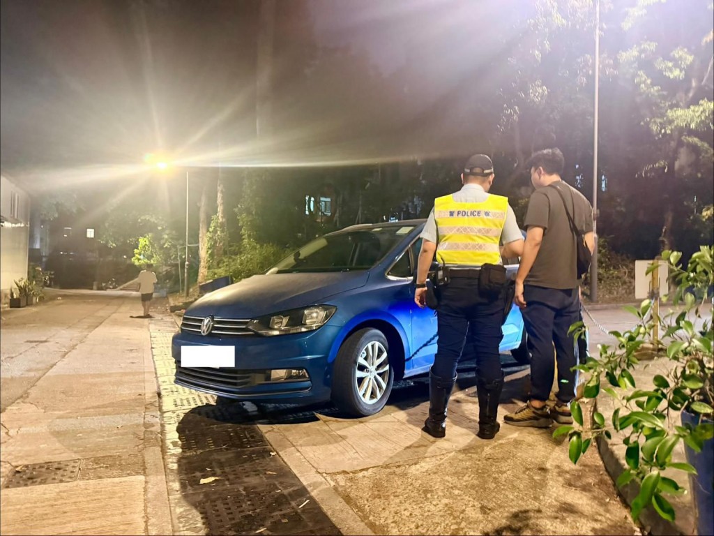 兩輛涉案私家車亦已被扣留調查及作進一步檢驗。警方提供