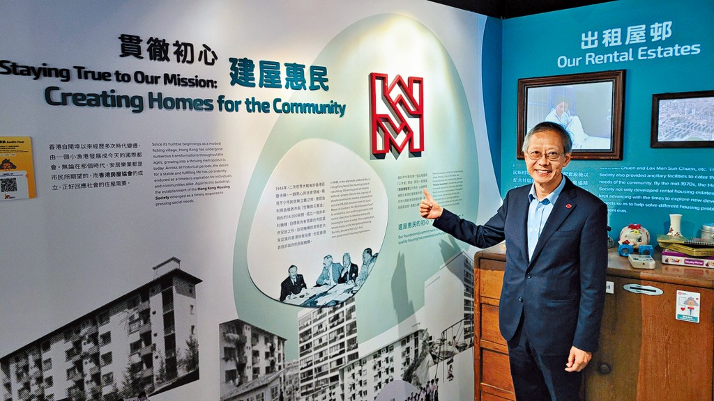 即將卸任的屋協主席陳家樂站在房協舊標誌旁拍照，希望接班人能無忘初心，繼續做好「房屋實驗室」角色。