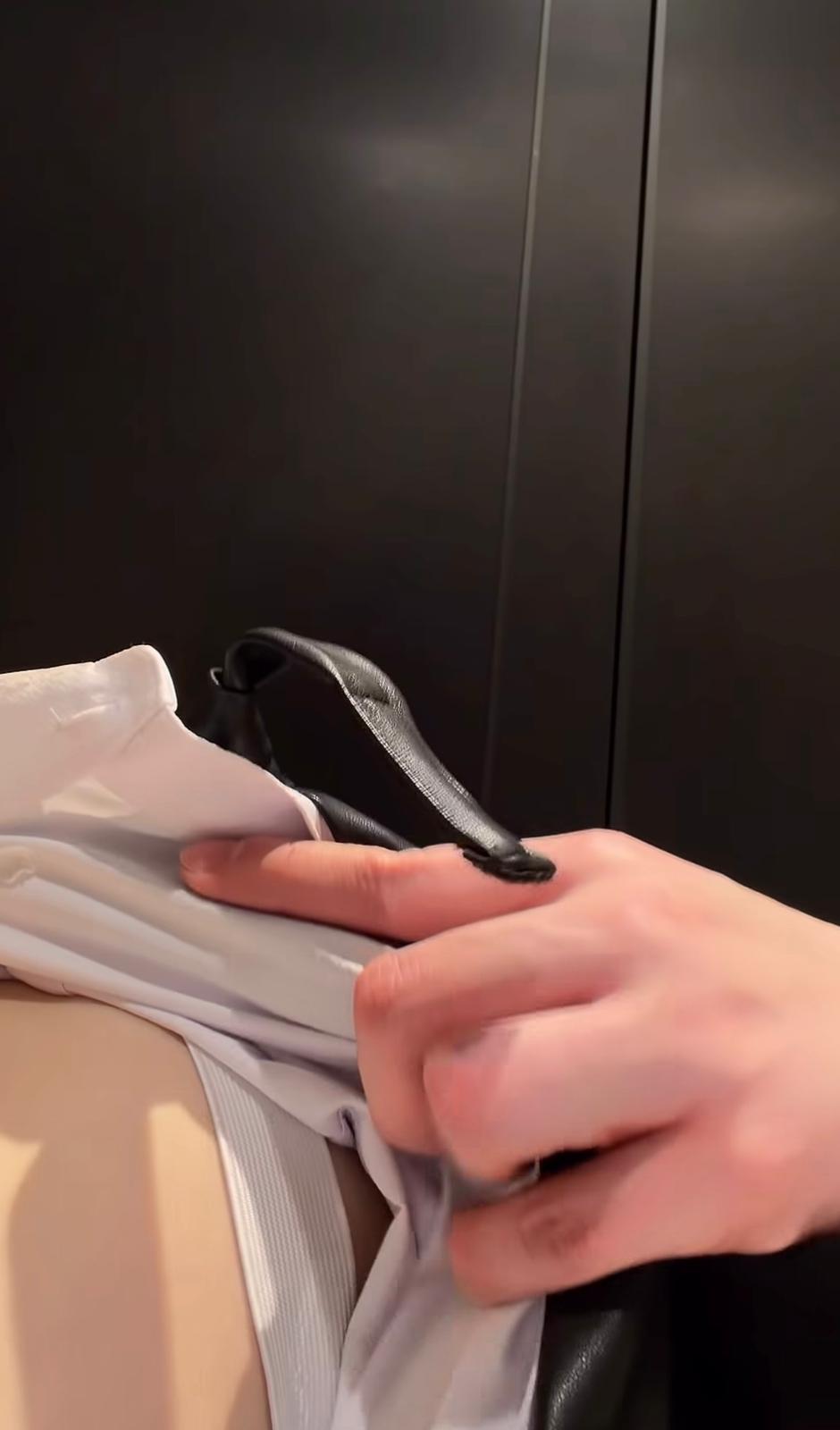 他拍片展示早前出席「2026 WIEA微博國際娛樂盛典」的服飾，稱之為「史上最麻煩嘅一套衫」。