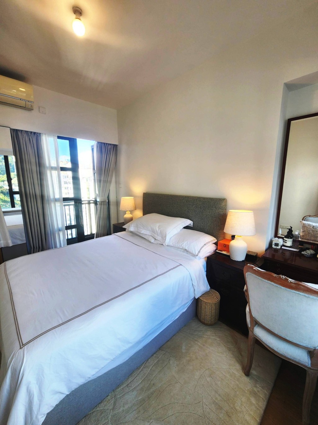 主人房擺放可三邊落牀的雙人牀，另有梳妝枱。