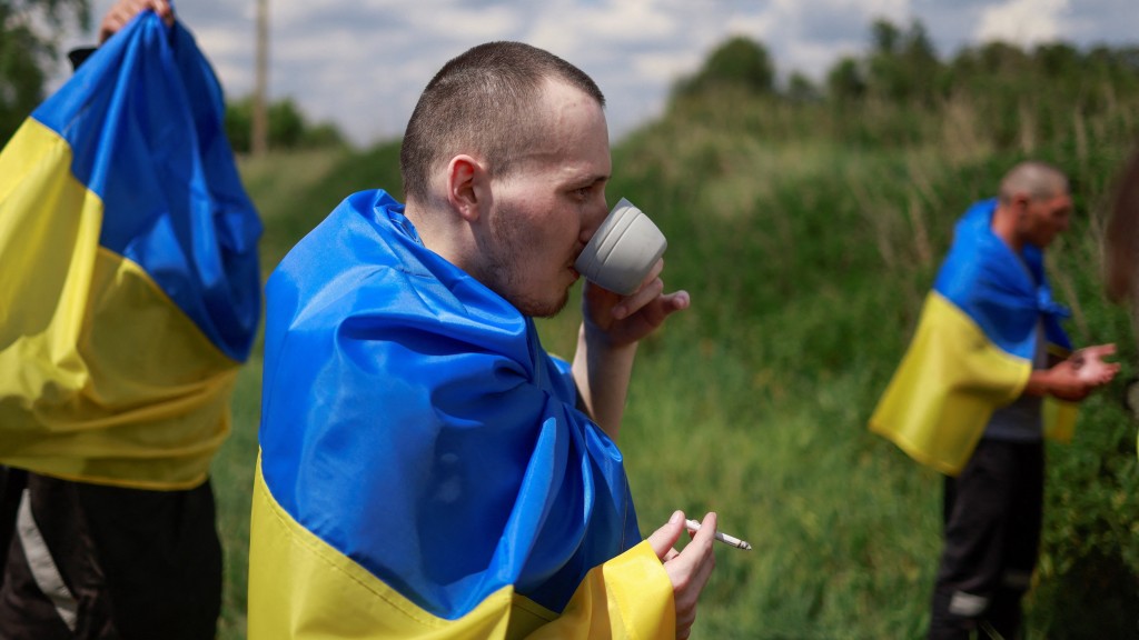 烏克蘭戰俘在烏克蘭喝下換俘以來的第一杯咖啡。 路透社