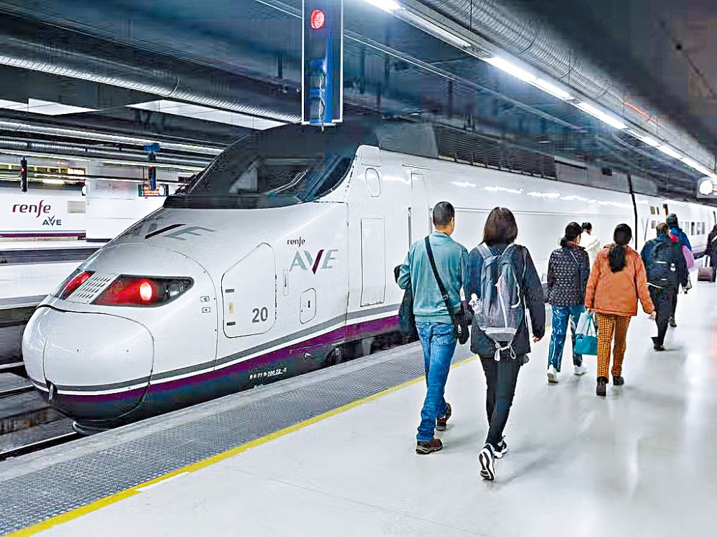 西班牙國家鐵路公司的一架列車。