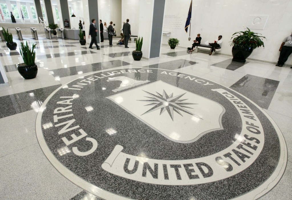 当年任职CIA的雷蒙德借助「美国外交官」身份在网上结识女子。