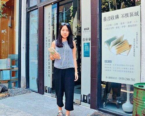 在台灣求學期間，葉秋弦常逛二手書店。
