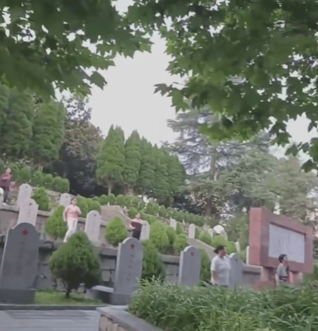 雲南扎西紅軍烈士陵園烈士陵園墓前多人跳廣場舞。